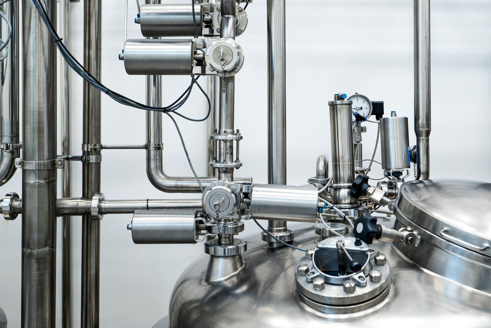 Stainless process vessel and valves in a clean production room
